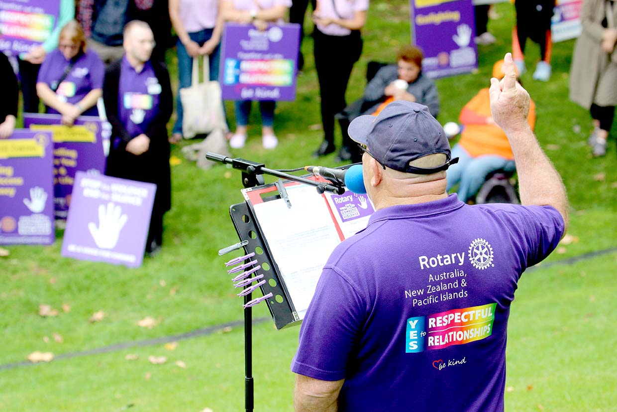 Rotary District Governor D9510 South Australia Says NO to the crowd gathered